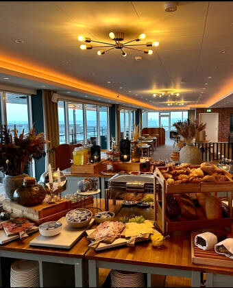 Genießen Sie das Frühstück auf der sechsten Etage - mit spektakulärem Blick auf den Hafen.