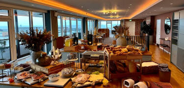 Nyd morgenmaden med en fantastisk udsigt til byens pulserende havn fra hotellets 6. sal.