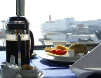 Nyd morgenmaden med en fantastisk udsigt til byens pulserende havn fra hotellets 6. sal.