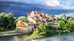 Regensburg liegt wunderschön direkt an der Donau. Machen Sie eine Schiffsrundfahrt und genießen Sie die Stadt vom Wasser aus.