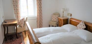 Bringen Sie die ganze Familie mit nach Österreich, das Hotel bietet Zimmer mit Zustellbetten.