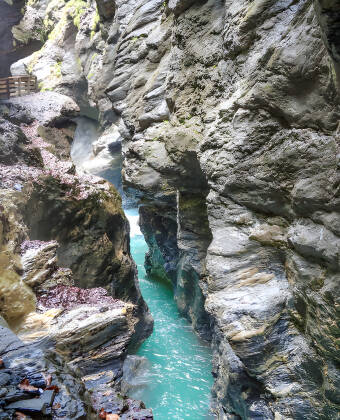 Eine der tiefsten und längsten Schluchten der Alpen, durch die beeindruckende Wassermengen fließen.
