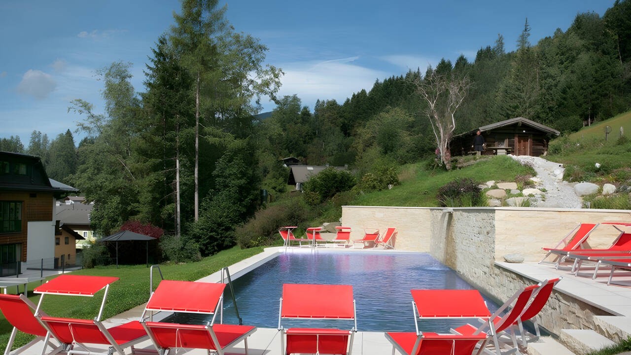 I de varme månedene kan dere nyte godt av hotellets utendørs svømmebasseng
