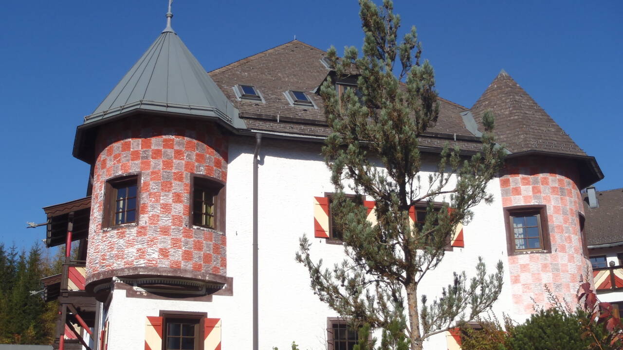 Rosenegg Castle nämndes första gången i dokument 1187 och är nu ett 4-stjärnigt hotell.
