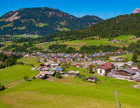 Hotel Schloss Rosenegg ligger i Fieberbrunn i den naturskjønne Pillersee-dalen i de tyrolske Alpene.