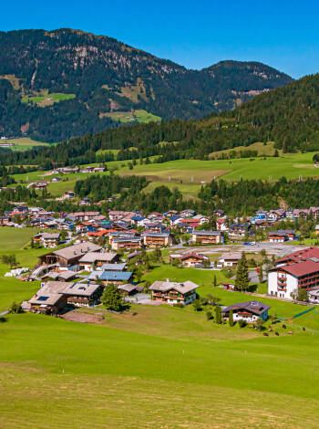 Hotel Schloss Rosenegg ligger i Fieberbrunn i den natursköna Pillerseedalen i de tyrolska alperna.