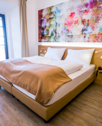 The comfortable rooms inspire with their equipment and space.