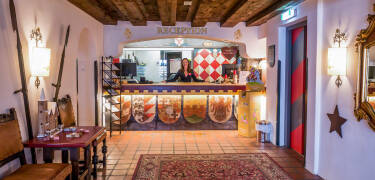 The historical atmosphere and the knowledge of the history of the building makes the Hotel Schloss Rosenegg so special.