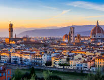Machen Sie eine Tour nach Florenz, das für seine architektonischen Perlen berühmt ist, wie zum Beispiel der besonders herausragende "Duomo"