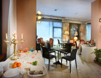 Hotellets restaurang ligger vid poolområdet och bjuder på god frukost samt italienska rätter till middag.