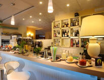 I hotellets trevliga bar/lounge kan ni njuta av atmosfären och varandras sällskap med en god drink.
