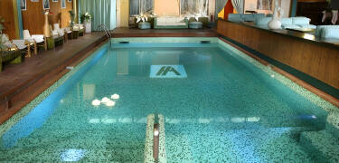 Lad tiden stå stille i hotellets elegante omgivelser og slap af i den indendørs pool eller nyd en tur i spabadet.