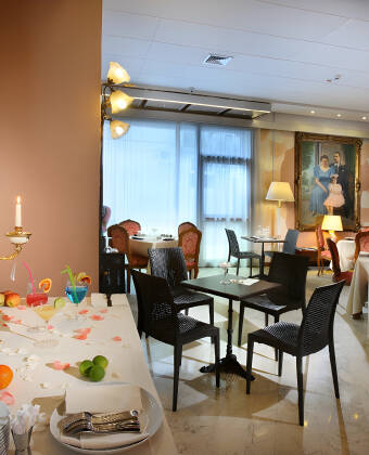 Hotellets restaurang ligger vid poolområdet och bjuder på god frukost samt italienska rätter till middag.