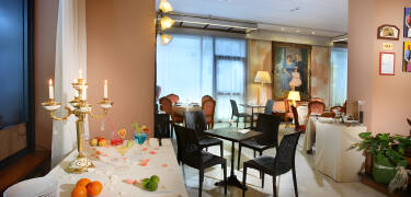 The hotel's restaurant serves a delicious breakfast as well as local Italian dishes.