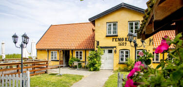 The host couple welcomes you to a cosy inn holiday on the small island, Femø