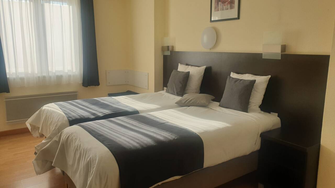 Bo på hotellets standardværelser eller vælg et større komfortværelse.