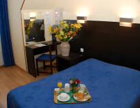 Bo på hotellets standard-rom eller velg et større komfort-rom.