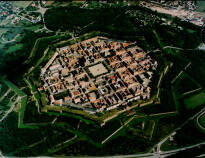 Neuf-Brisach her en unik byplanlægning udarbejdet i 1698 af Vauban, som var militær ingeniør for Ludvig XIV.
