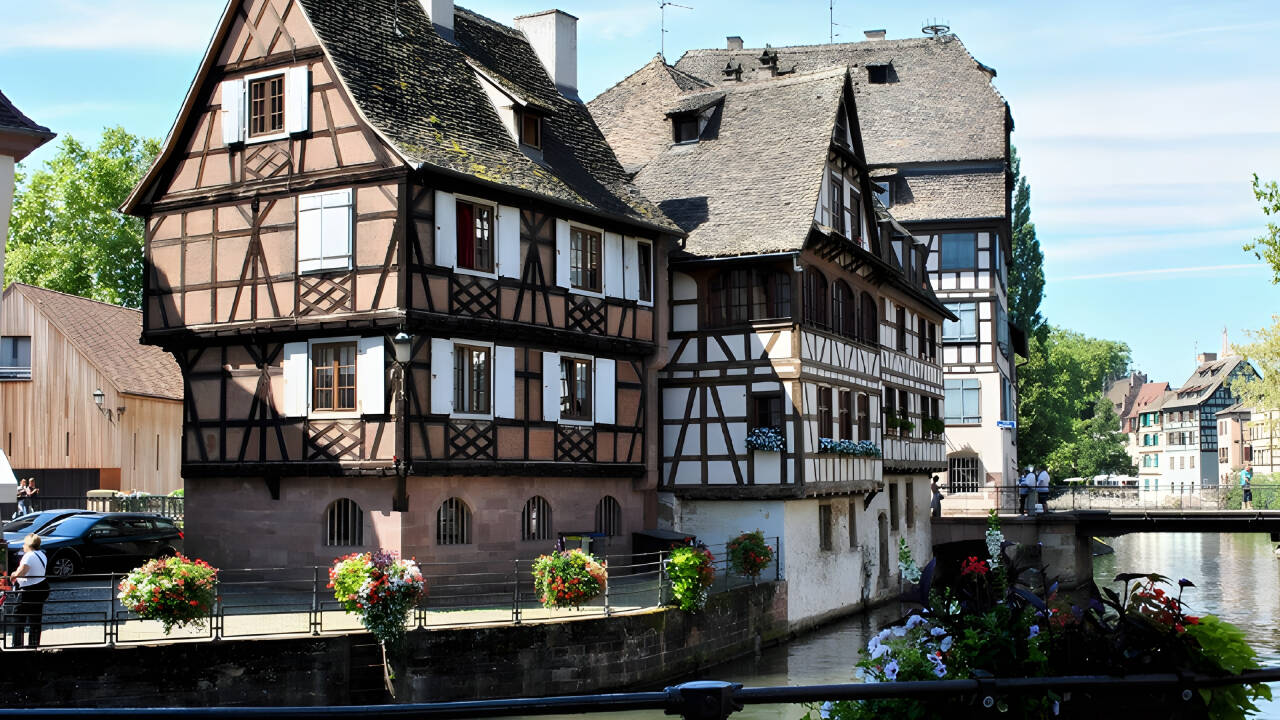 Alsace er præget af små idylliske landsbyer med bindingsværkshuse, vinmarker, slotte og middelalderbyer.