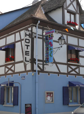 Das Hotel Aux 2 Roses in der einzigartigen Festungsstadt Neuf-Brisach. Hier können Sie in einer historischen Umgebung wohnen.
