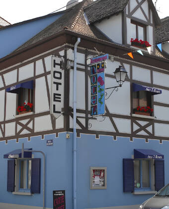 Hotel Aux 2 Roses in the unique fortified town of Neuf-Brisach. Here you can stay in historic surroundings.