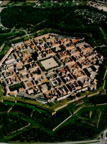 Neuf-Brisach ist eine wirklich einzigartige Stadt. Die Stadtplanung wurde 1698 von Vauban, einem Militäringenieur für Ludwig XIV, entworfen.