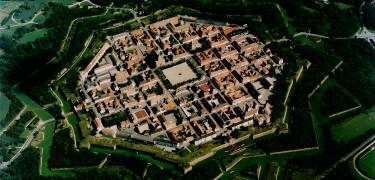 Neuf-Brisach er en helt unik by. Byplanleggingen er utarbeidet i 1698 av Vauban, som var militæringeniør for Ludvig XIV.
