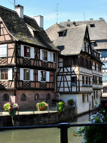 Kleine idyllische Dörfer mit Fachwerkhäusern, Weinbergen, Schlössern und mittelalterlichen Städten verbindet man mit dem schönen Elsass.