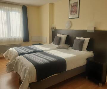 Bo på hotellets standard-rom eller velg et større komfort-rom.