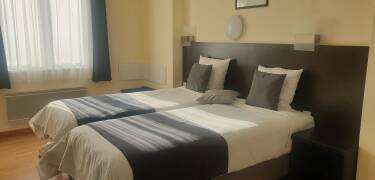 Bo på hotellets standard-rom eller velg et større komfort-rom.