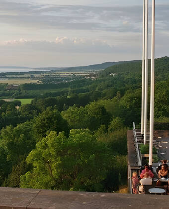 Fra terrassen kan dere se utover sjøen, Vättern, som kun ligger 1 km fra hotellet.