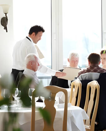 Hotellet är känt för sin restaurang som serverar klassisk svensk mat.