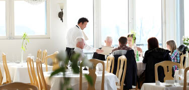 Hotellet er kjent for sin restaurant som serverer klassisk svensk mat