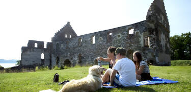 Ta fergen fra Gränna, en liten øy som har mange shoppingmuligheter, muséer og steder å få seg en matbit.