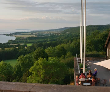 Fra terrassen kan dere se utover sjøen, Vättern, som kun ligger 1 km fra hotellet.