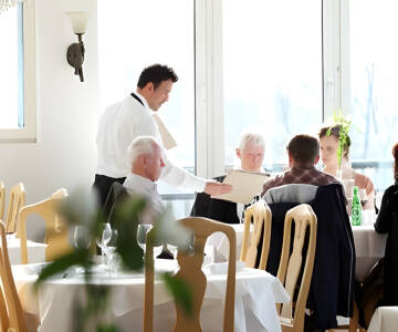 Hotellet er kjent for sin restaurant som serverer klassisk svensk mat