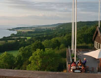 Från terrassen kan ni se ut över sjön Vättern som ligger endast 1km från hotellet.