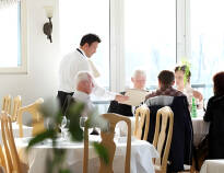 Hotellet er kendt for sin restaurant der serverer klassisk svensk mad.