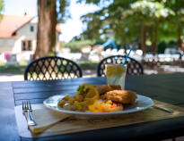 Spis i en rummelig restaurant med et godt køkken.