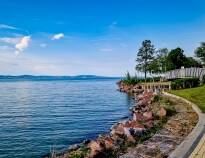 Stranden ligger bara ett behagligt promenadavstånd bort.