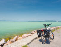 Upptäck den fantastiska skönheten i Balatonsjön med cyklar som tillhandahålls av hotellet.