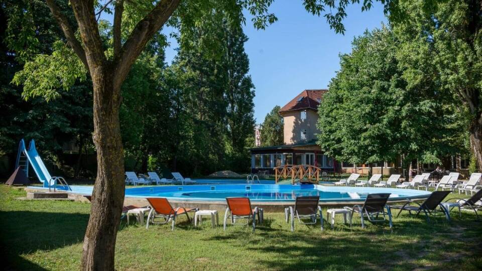 Das in einem wunderschönen Park gelegene Szindbad Wellness Hotel ist der ideale Ort zum Entspannen.