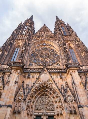 Erleben Sie die prächtige St.-Vitus-Kathedrale, deren Geschichte bis ins 9. Jahrhundert zurückreicht und von der Sie einen herrlichen Blick auf Prag haben.