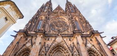 Erleben Sie die prächtige St.-Vitus-Kathedrale, deren Geschichte bis ins 9. Jahrhundert zurückreicht und von der Sie einen herrlichen Blick auf Prag haben.