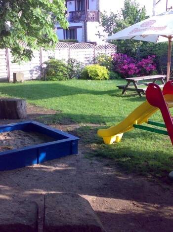 Entspannen Sie nach einem erlebnisreichen Tag im Hotelgarten, wo es auch einen Spielplatz für die Kleinen gibt
