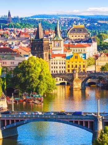 Erleben Sie die romantischen Viertel von Prag, belebte Straßen und viele Sehenswürdigkeiten, wie die idyllische Karlsbrücke, nur 15 Minuten vom Hotel entfernt.