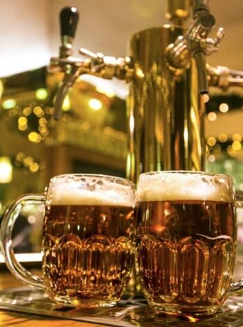 Machen Sie einen Tagesausflug nach Pilsen, wo sich die Brauerei Pilsner Urquell befindet.