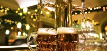 Machen Sie einen Tagesausflug nach Pilsen, wo sich die Brauerei Pilsner Urquell befindet.