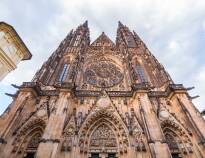 Oplev St. Vitus-katedralen, hvis historie går tilbage til det 9. århundrede. Fra toppen er der en dejlig udsigt over Prag.