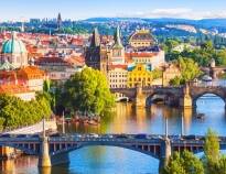 Upplev Prags romantiska kvarter, glittrande gator och den pittoreska Karlsbron, med målare och gatumusikanter.